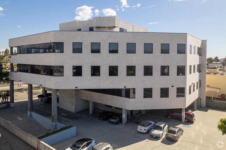 675 S Arroyo Pky, Pasadena, CA à louer - Photo du bâtiment - Image 2 de 4