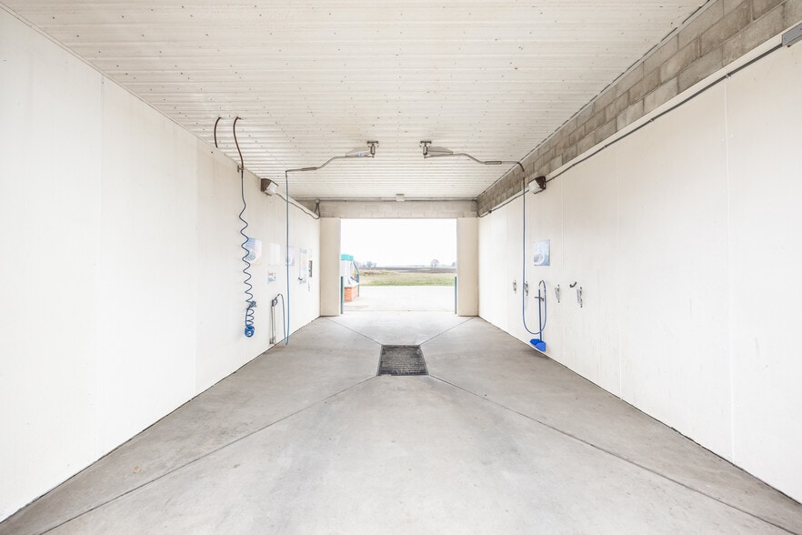 2 Car Wash-Portfolio portfolio of 2 properties for sale on LoopNet.ca - Building Photo - Image 3 of 12