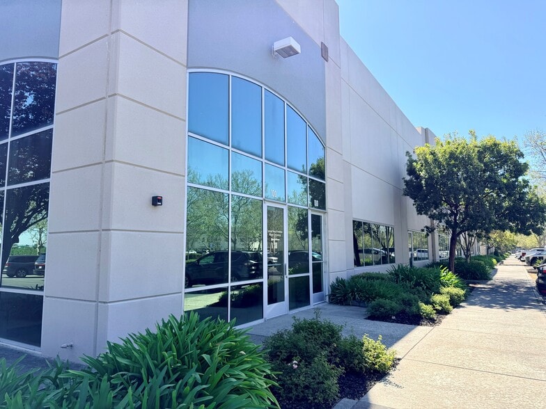 440 Boulder Ct, Pleasanton, CA à vendre - Photo du bâtiment - Image 2 de 12