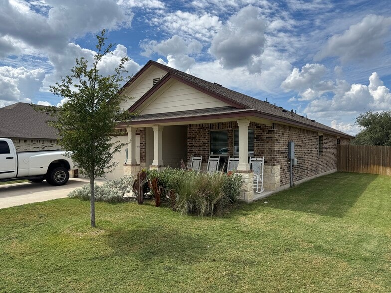 108 Cinnamon Loop, Burnet, TX à vendre - Photo du bâtiment - Image 2 de 6