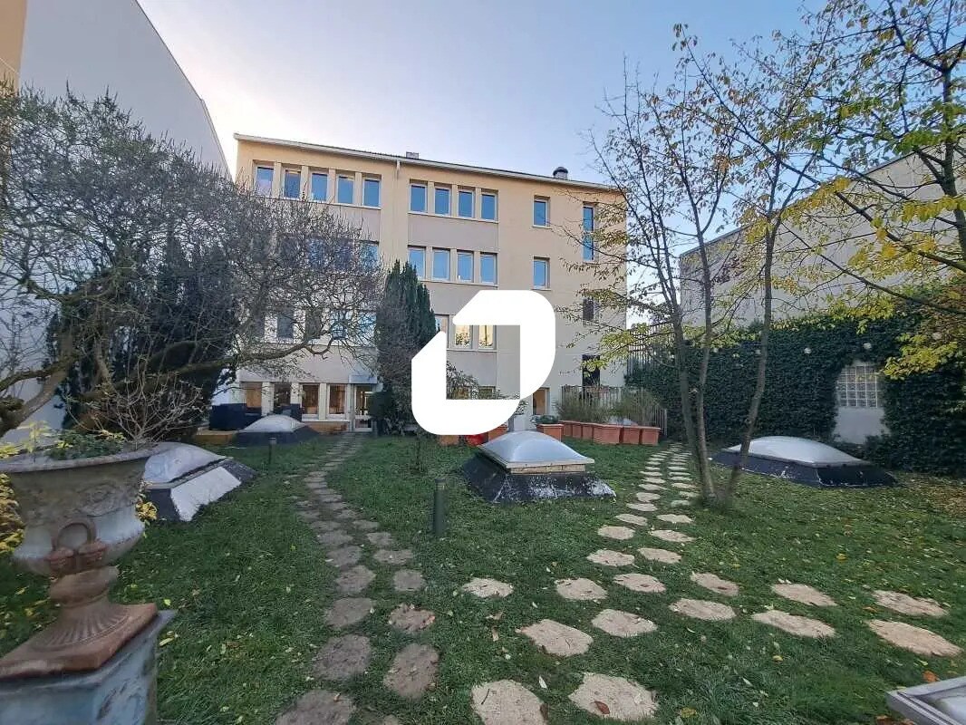 Flex in Montreuil for lease Building Photo- Image 1 of 12