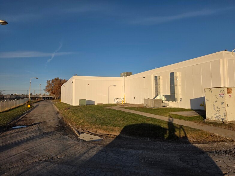 300 Airport Rd, Ames, IA à louer - Photo du bâtiment - Image 3 de 36