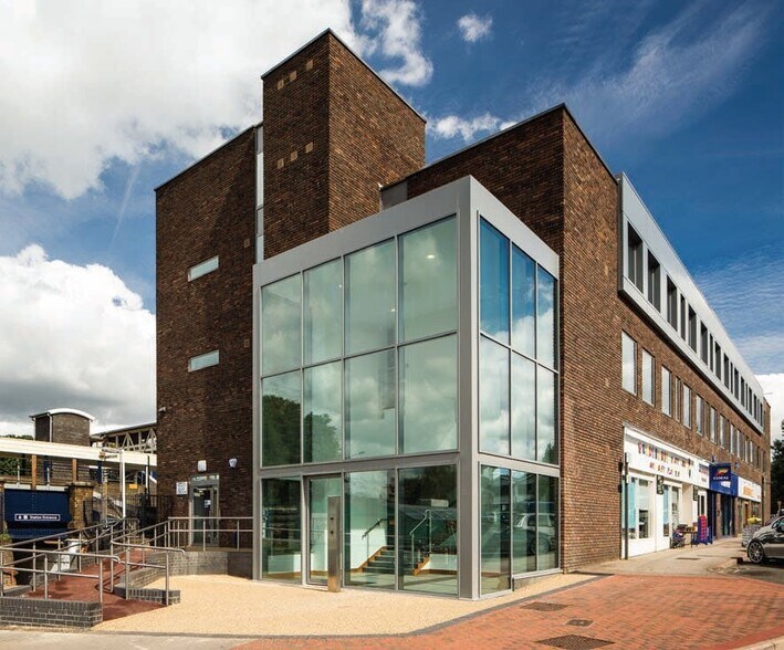 Station Appr, West Byfleet for lease - Building Photo - Image 1 of 9