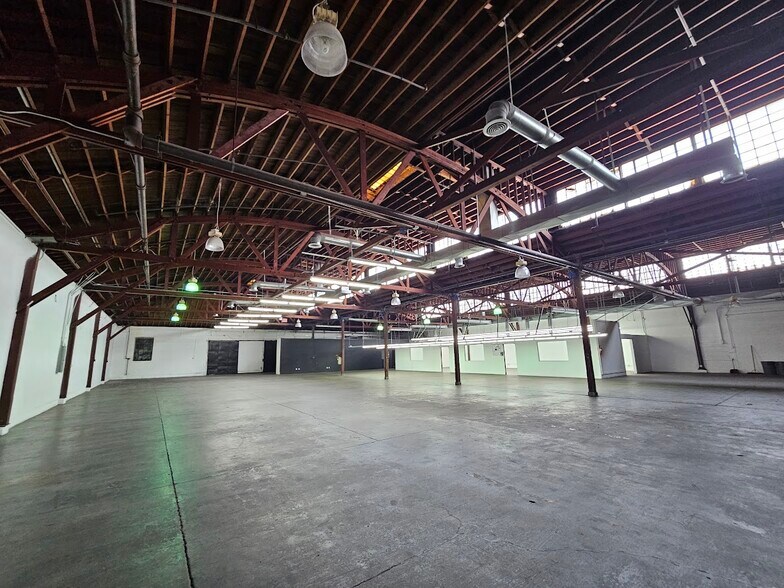 2853 E Pico Blvd, Los Angeles, CA à louer - Photo du bâtiment - Image 2 de 15