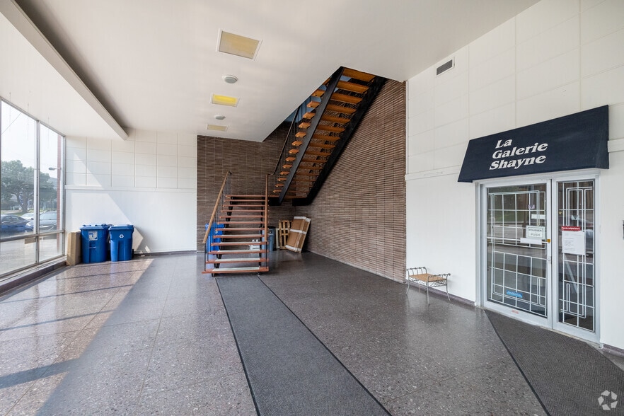 5441-5471 Av Royalmount, Mont-Royal, QC à louer - Hall d’entrée - Image 3 de 3