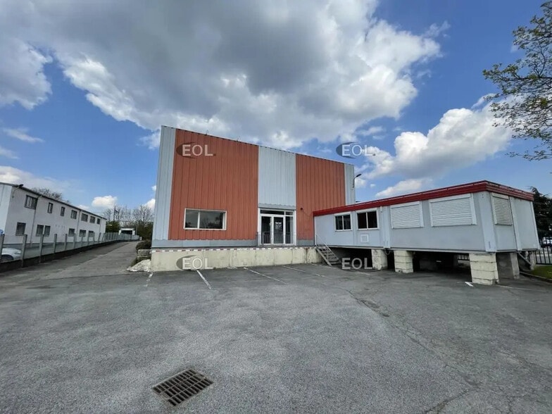 Flex in Coignières for lease - Building Photo - Image 1 of 5