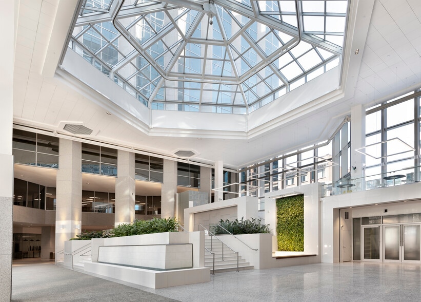 50 O'Connor St & 99 Bank St, Ottawa, ON for lease - Interior Photo - Image 2 of 16