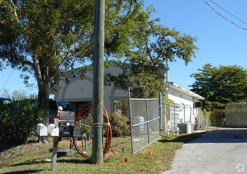 5760 Shirley St, Naples, FL for sale - Building Photo - Image 3 of 5
