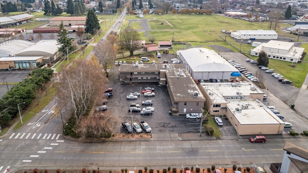 1953 7th Ave, Longview, WA à vendre - Photo du bâtiment - Image 2 de 24