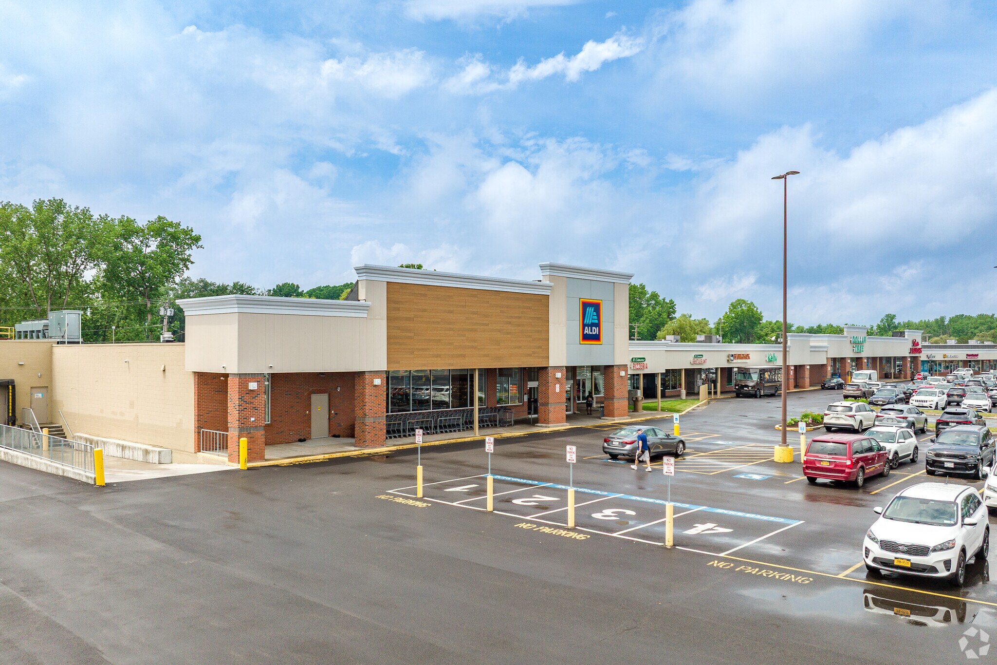 7421 Oswego Rd, Liverpool, NY à louer Photo principale- Image 1 de 7