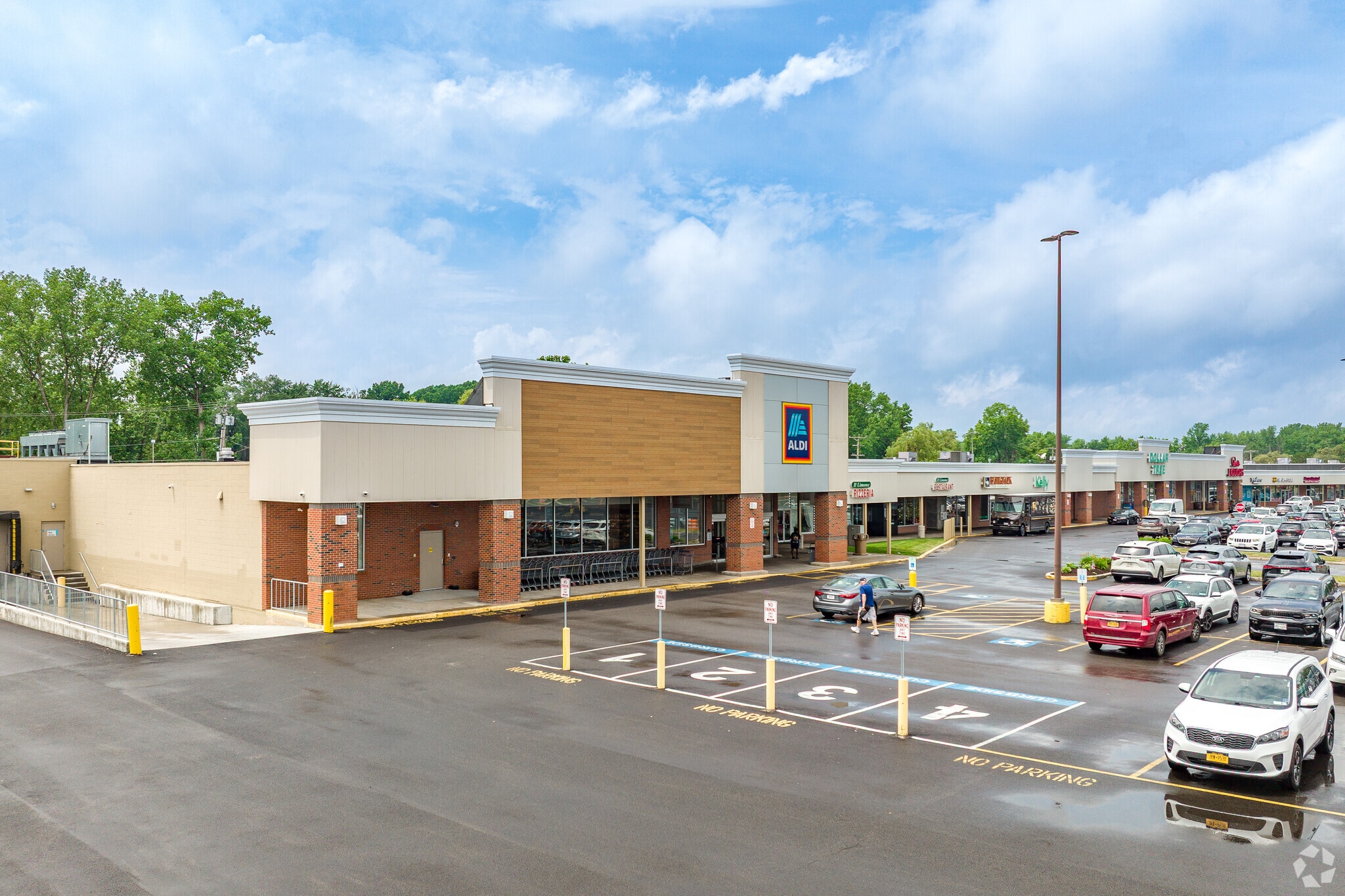 7421 Oswego Rd, Liverpool, NY for lease Primary Photo- Image 1 of 7