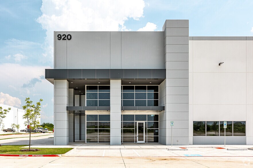 920 S Western Blvd, Denton, TX à louer - Photo du bâtiment - Image 3 de 9