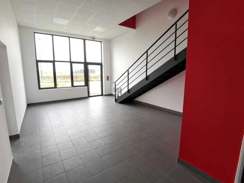 Local d'activités dans Moissy-Cramayel à vendre - Photo du bâtiment - Image 3 de 5