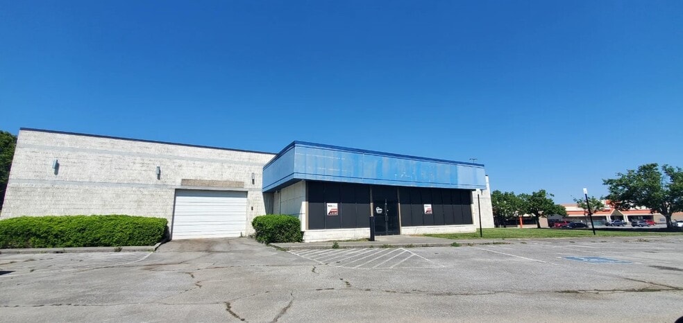 2960 Knoxville Center Dr, Knoxville, TN for lease - Building Photo - Image 1 of 10