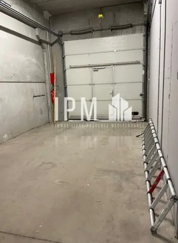 Flex in Aubagne for lease - Interior Photo - Image 2 of 13