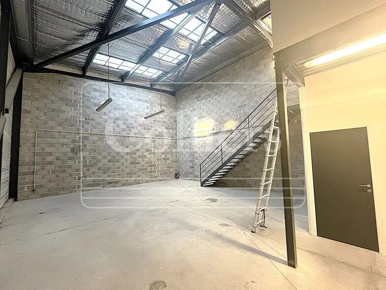 Flex in Gémenos for lease - Interior Photo - Image 1 of 5
