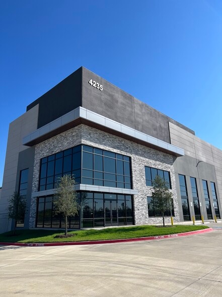 4235 Singleton Blvd, Dallas, TX à vendre - Photo du bâtiment - Image 2 de 5