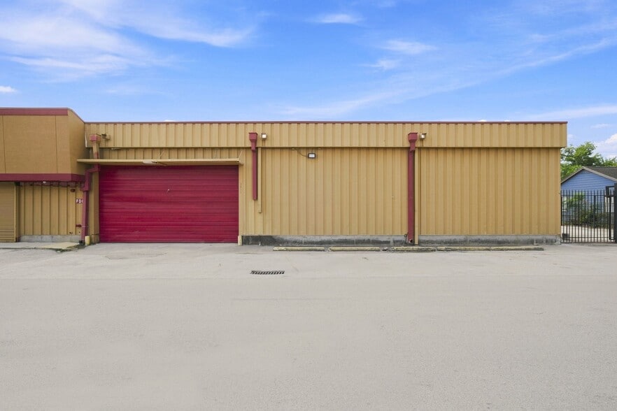 5811 Lyons Ave, Houston, TX for lease - Building Photo - Image 2 of 25