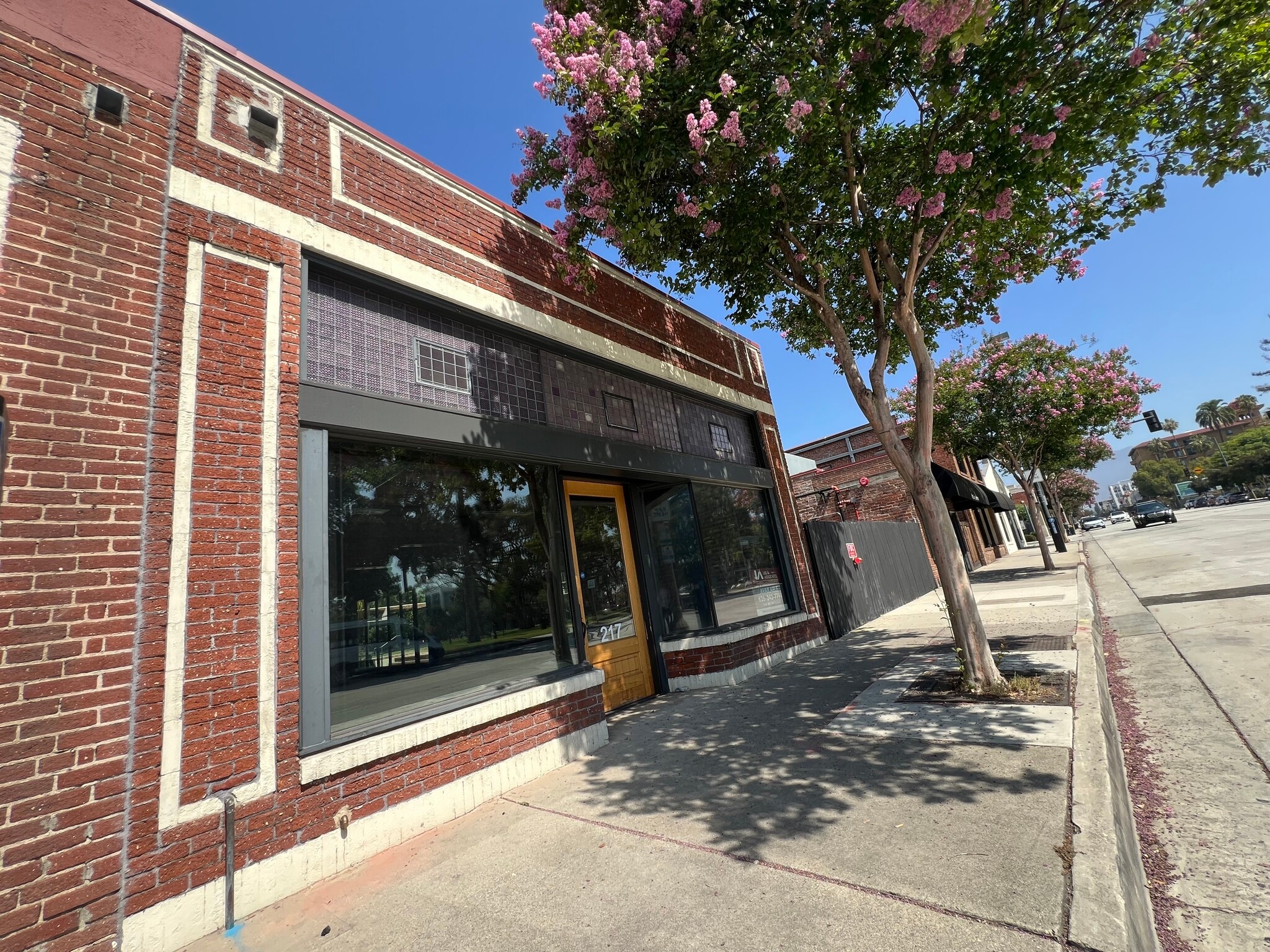 207 S Fair Oaks Ave, Pasadena, CA for lease Interior Photo- Image 1 of 4