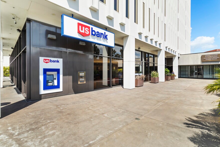 11661 W San Vicente Blvd, Los Angeles, CA à louer - Photo du bâtiment - Image 3 de 8