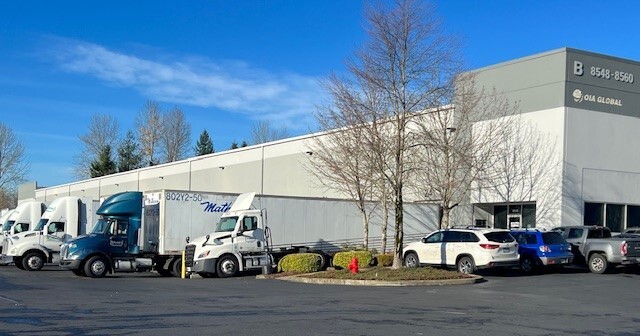 8548-8560 NE Alderwood Rd, Portland, OR for lease - Building Photo - Image 2 of 7