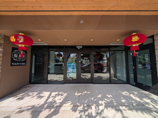 More details for 205 16th St, West Vancouver, BC - Retail for Lease