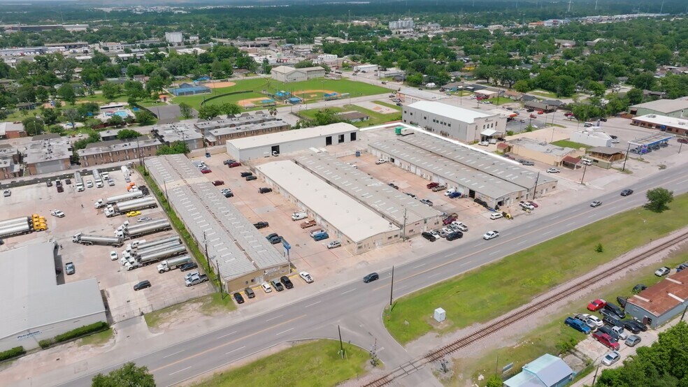 10205 Market St, Jacinto City, TX à louer - Vidéo sur l’inscription commerciale - Image 2 de 9