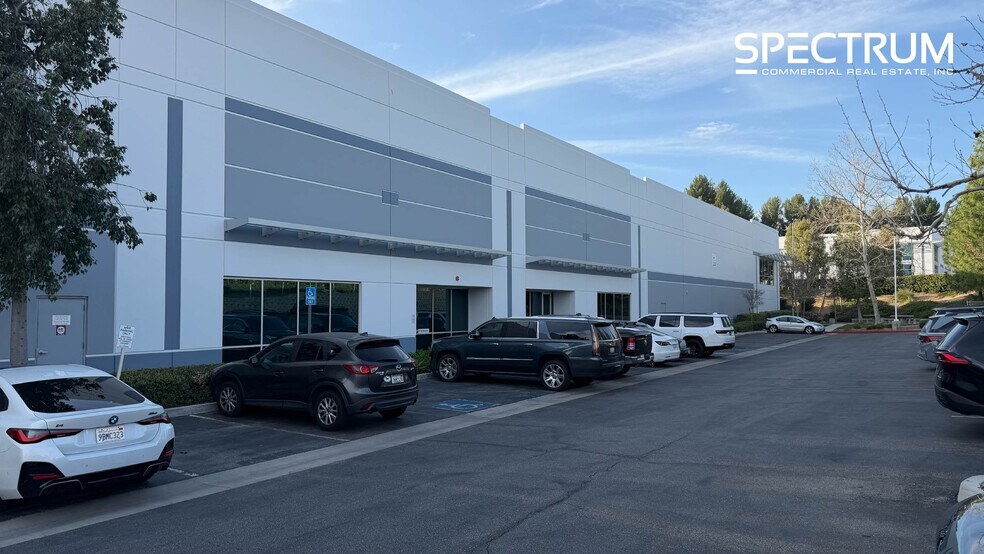 28381 Constellation Rd, Valencia, CA à louer - Photo du bâtiment - Image 1 de 15