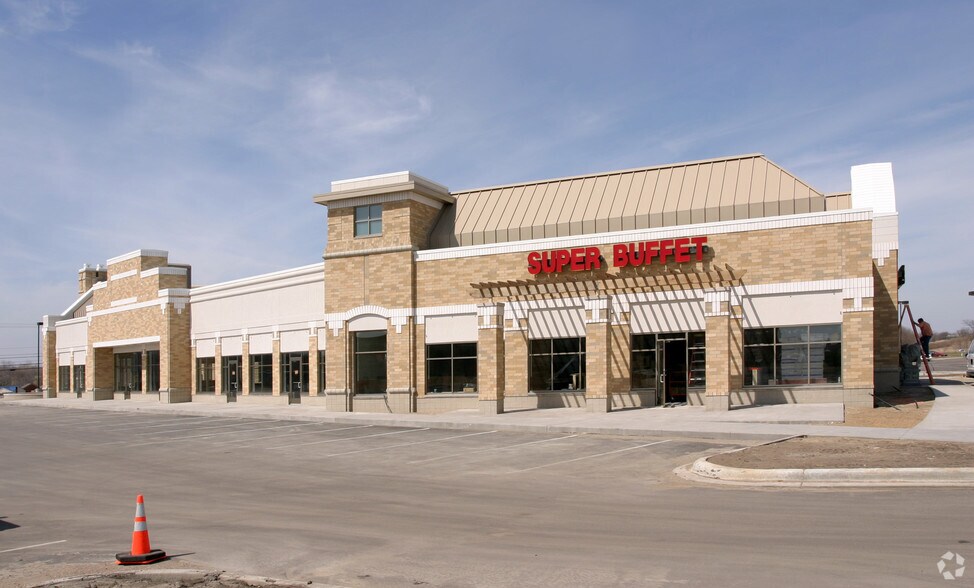 104-114 Pioneer Trl, Chaska, MN for lease - Building Photo - Image 2 of 8