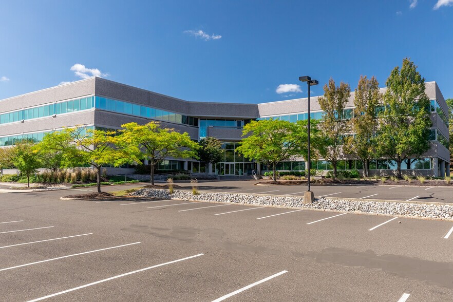 2 Walnut Grove Dr, Horsham Township, PA à louer - Photo du bâtiment - Image 2 de 12