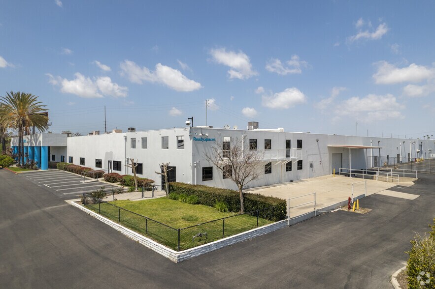 3731 Warner Ave, Santa Ana, CA à louer - Photo du bâtiment - Image 2 de 44