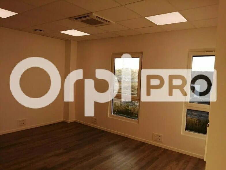 Office in Villefranche-sur-Saône for lease - Interior Photo - Image 3 of 9