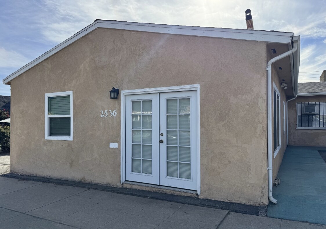2536 E Villa St, Pasadena, CA for lease Primary Photo- Image 1 of 11