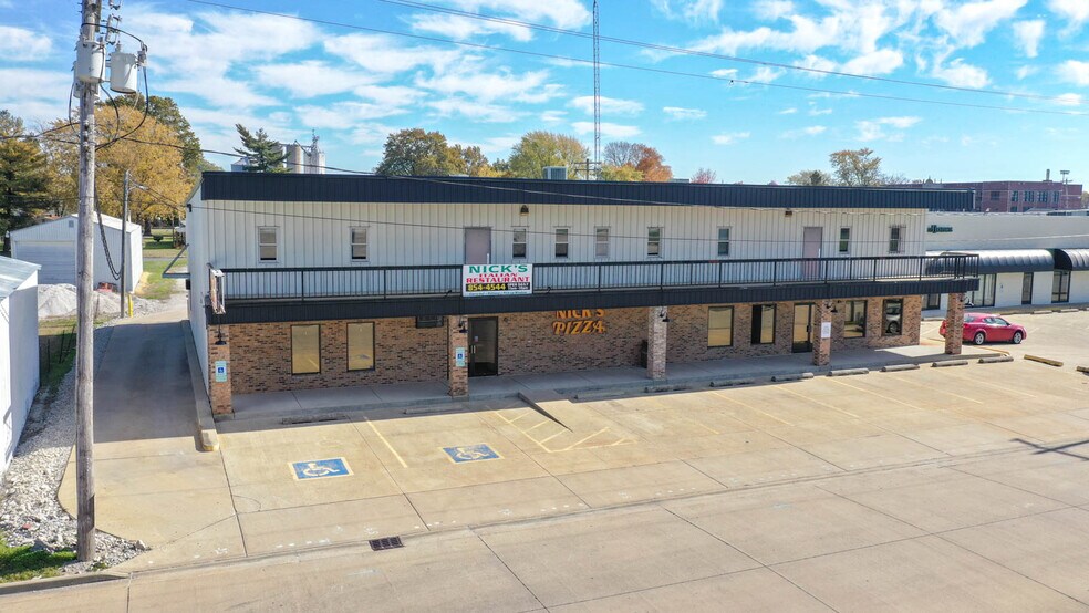 201 McCausland St, Carlinville, IL à vendre - Photo du bâtiment - Image 2 de 36