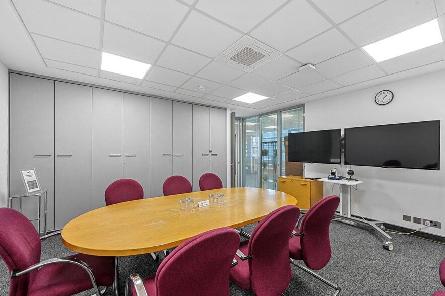 72-73 Warren St, London for lease - Building Photo - Image 2 of 5