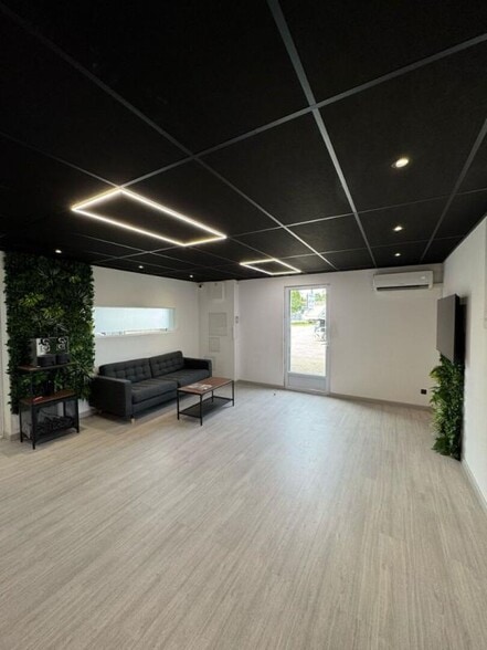 Retail in Salon-de-Provence for sale - Interior Photo - Image 3 of 14