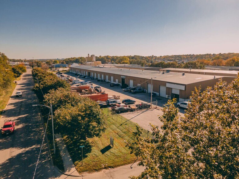 3305-3393 N 88th Plz, Omaha, NE for lease - Building Photo - Image 1 of 6