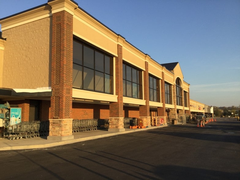1203-1235 Cleveland Hwy, Dalton, GA for lease - Building Photo - Image 2 of 7