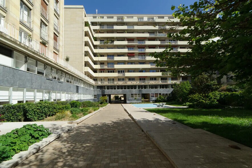 168 Rue De Grenelle, Paris à louer - Photo du bâtiment - Image 1 de 2