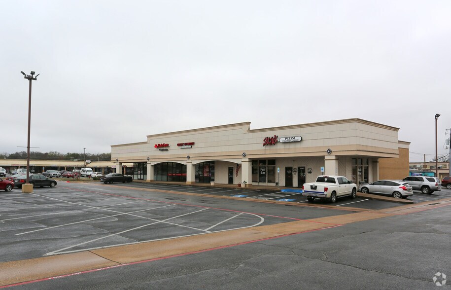 2221-2229 W Park Row Dr, Pantego, TX à louer - Photo principale - Image 2 de 2