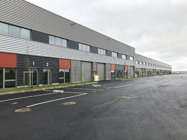 Flex dans Le Thillay à louer - Photo du bâtiment - Image 2 de 10