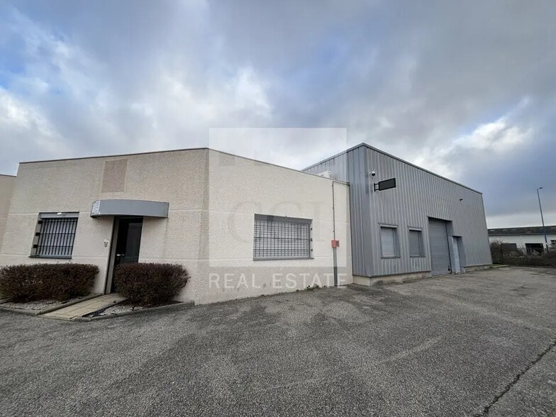Office in Vaulx-en-Velin for lease - Building Photo - Image 1 of 8