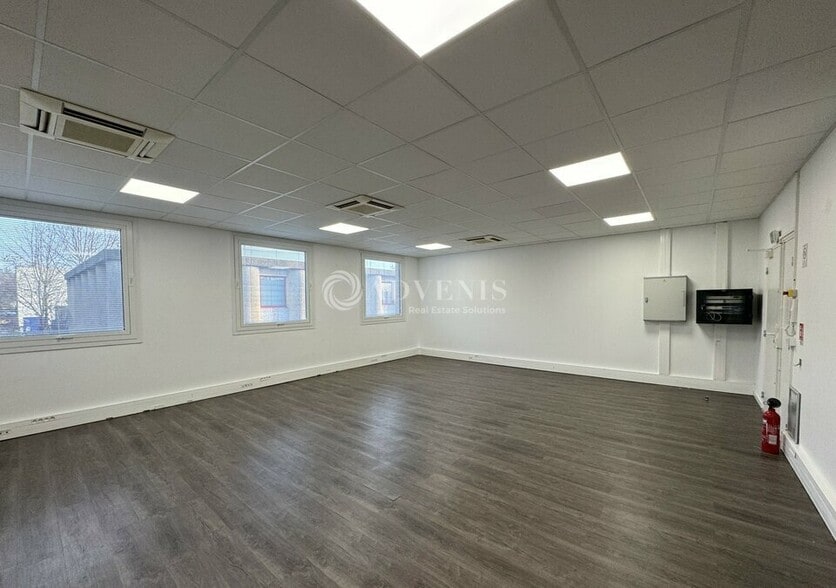 Office in Tremblay-en-France for lease - Interior Photo - Image 1 of 8