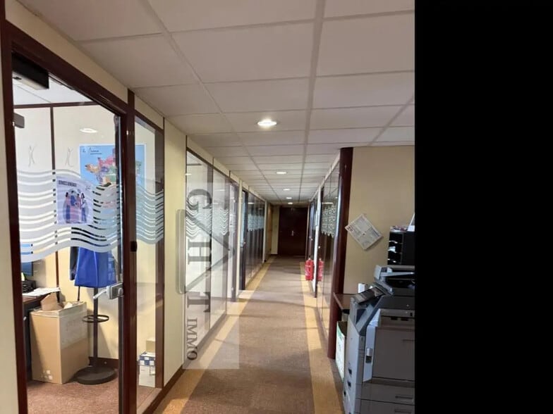 Office in Saint-Ouen-sur-Seine for sale - Building Photo - Image 3 of 10