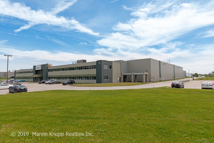 5555 Rue Ernest-Cormier, Laval, QC for sale - Building Photo - Image 1 of 1