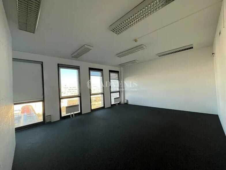 Office in Montigny-le-Bretonneux for lease - Interior Photo - Image 2 of 9