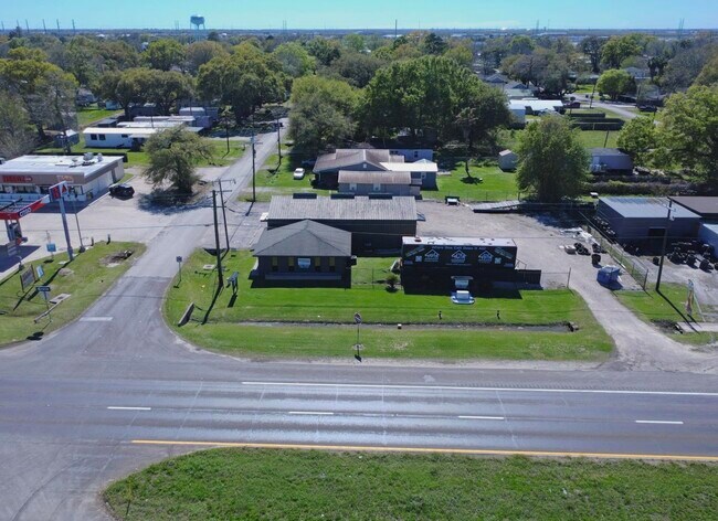 Plus de détails pour 3911 N Twin City Hwy, Nederland, TX - Commerce de détail à vendre