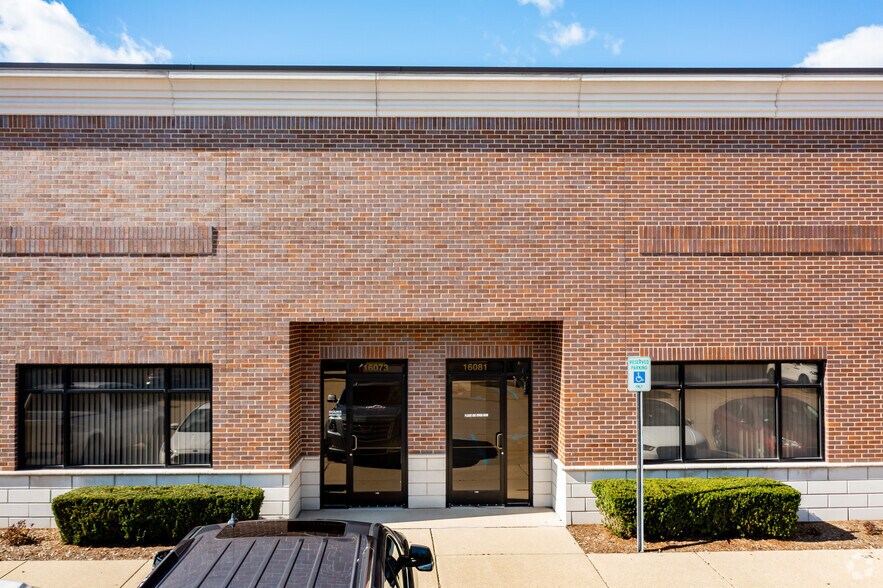 16049-16089 Leone Dr, Macomb Township, MI à louer - Photo du bâtiment - Image 3 de 7