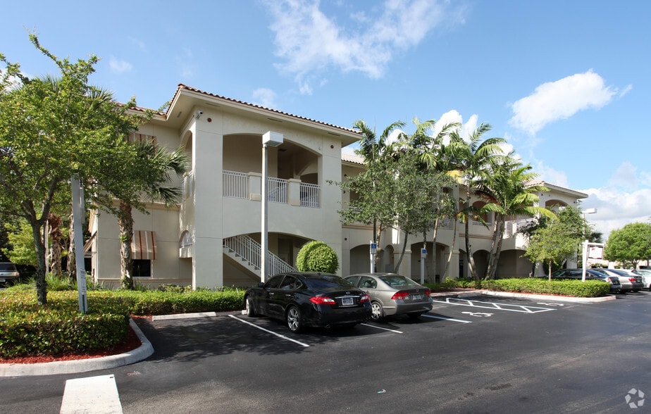 2883 Executive Park Dr, Weston, FL for lease - Building Photo - Image 1 of 21
