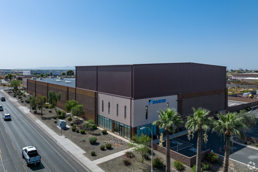 4940 W Lower Buckeye Rd, Phoenix, AZ à louer - Photo du bâtiment - Image 2 de 7